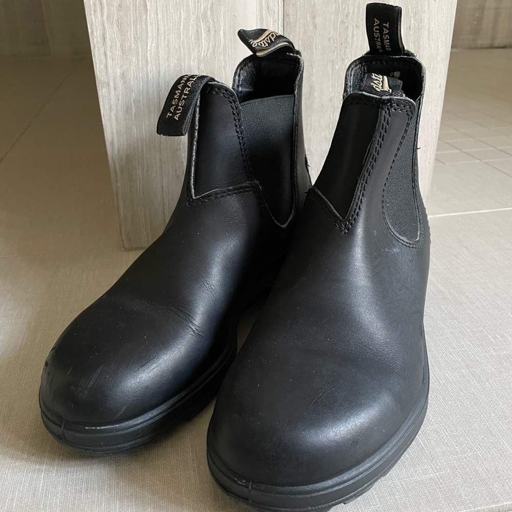 Black Blundstone boot